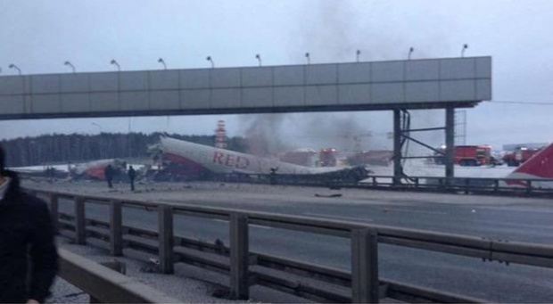 Руски пътнически самолет се разпадна при приземяване