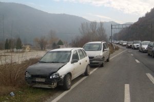 Три автомобила се нанизаха един в друг в тунел край Благоевград