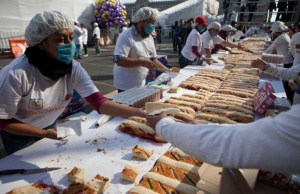 В Мексико унищожиха 1,9-километров сладкиш