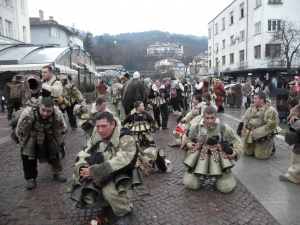 1200 кукери и сурвакари дефилират в Благоевград