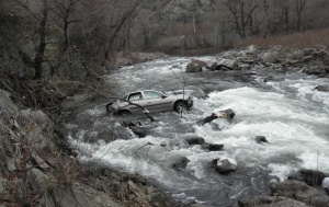 Кола излетя от пътя и падна в река Струма, водачът – невредим