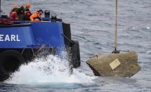 Цветя в морето за първата годишнина от потъването на „Коста Конкордия"