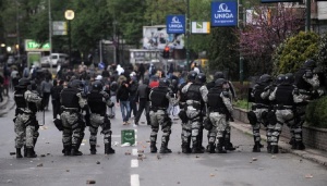 Огромен пожар избухна в сградата на Македонските пощи в Скопие