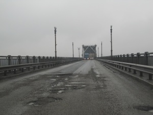 Огромни дупки се отвориха в румънската част на Дунав мост
