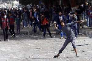 Младеж убит с куршум в гърдите, 400 ранени при нови безредици в Египет