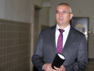 Остсъствие на съдебен заседател отложи делото срещу Батко