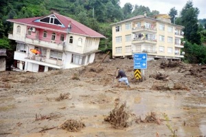 Свлачище погреба 7 души на футболен мач в Турция
