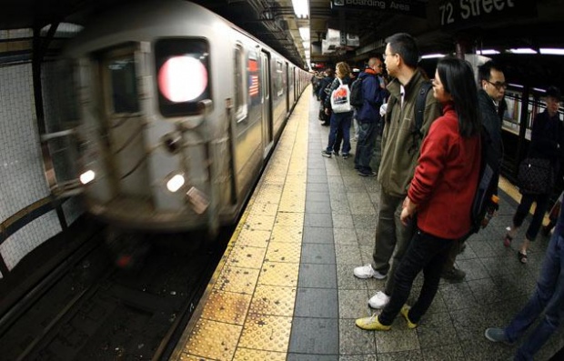 Жена загина в метрото в Ню Йорк – спънала се
