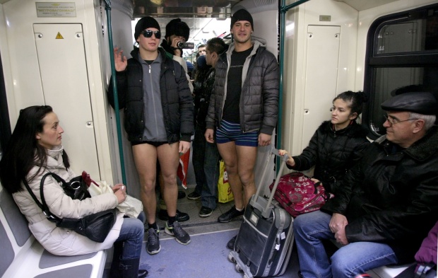 Младежи свалиха панталоните си в софийското метро