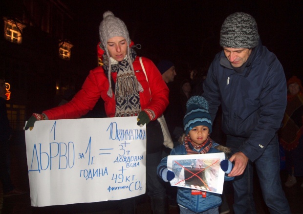 „Долу ръцете от Иракли", скандират младежи пред парламента