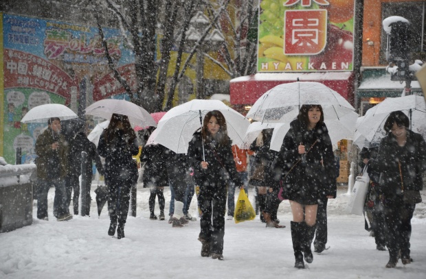 Силни снеговалежи парализираха Япония