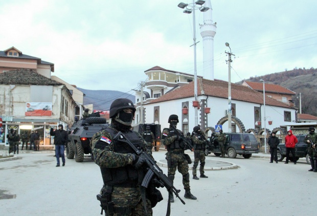 Сърбия събори албански паметник в Прешево с 200 жандармеристи