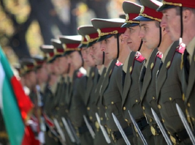 Военните организират протестират с патриотично шествие заради съкращения