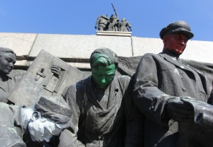 Пак оцветиха Паметника на Съветската армия в София