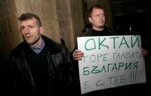 На протест искат съд за делегатите на ДПС, пребили Октай Енимехмедов