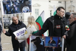 Десетина на площада и 10 000 в интернет искат съд за делегатите на ДПС, били Енимехмедов