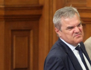Румен Петков пак критикува министър Павлова - този път заради винетките