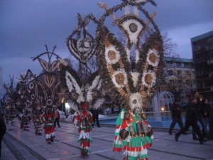 Барон дари  Перник с колекцията си от карнавални медали