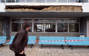 Мазилка и тухли рухнали на метри от главния вход на Морска гара във Варна