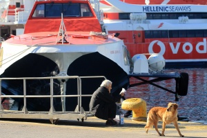 Близо 1000 българи блокирани на гръцко пристанище от седмица