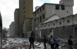 Ром падна от 10 м, докато събирал скрап, счупи прешлени