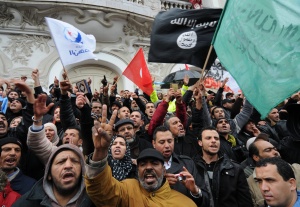 Един загинал и 59 ранени полицаи при безредиците в Тунис