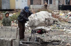 В Петрич се оплакват от системни набези на самонастанил се ромски катун