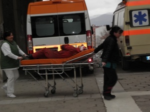 Младежите, пили течност за чистачки, се борят за живота си