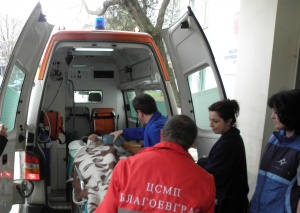 Тежко остава състоянието на двама от младежите, пили течност за чистачки