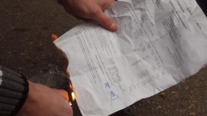 Задържаха младеж  заради счупен прозорец на протеста в Ловеч