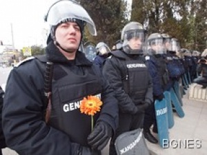Жандармерията свали щитовете си във Варна пред 30 000 протестиращи