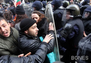 Схватка между протестиращи и полиция пред паметника Левски