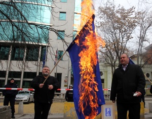 Изгориха европейското знаме на протест срещу ЕС в София