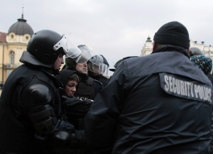 Задържан е един от протестиращите пред Народното събрание