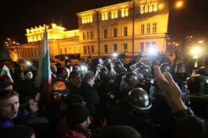 Протестът в София -  стрелба, 11 арестувани, счупени стъкла на парламента