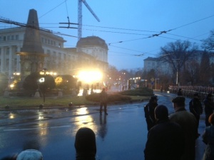 Протестиращи от различни страни напират към паметника на Васил Левски в столицата