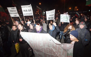 Протестиращи изпочупиха прозорците на Енерго-Про във Варна