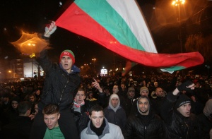 Протестиращи със знамена се стичат на Орлов мост
