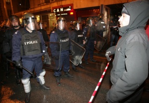 Полицейски кордон дели протестиращите и симпатизантите на  Борисов