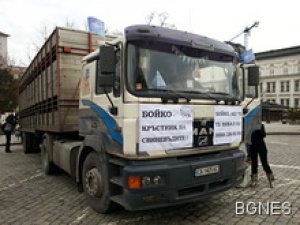 Камион прасета дефилира пред Народното събрание