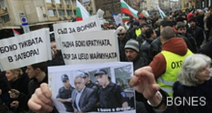 Стотици хиляди протестират в България срещу монополите и Борисов
