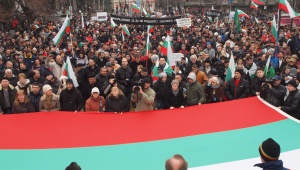 Над 200 протестиращи са се събрали пред община Варна