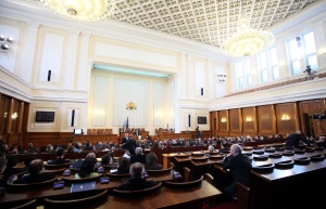 Парламентът заседава извънредно заради тока