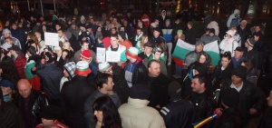 Около 1000 протестират във Варна