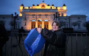Мото на протеста в София: Да изхвърлим боклука от парламента