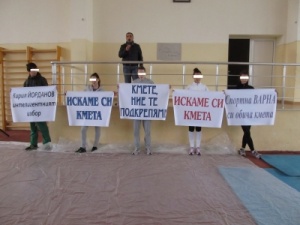 Деца защитават кмета на Варна в показна акция