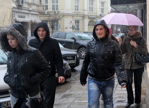 Валежите спират, температурите падат в понеделник