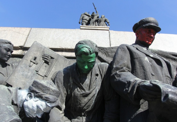 Русия се възмути от „поредното поругаване“ на Паметника на Съветската армия