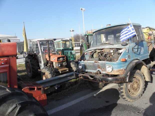 Близо 200 гръцки трактора готови за блокада на километри от границата с България