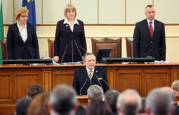Акад. Воденичаров положи клетва като министър без подкрепа от опозицията